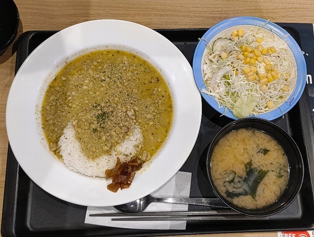 「松屋」で「ドライグリーンカレー野菜セット」（ライス小盛）でランチ。いつもこの「カレーセット」の「生野菜」と「味噌汁」が抜群なのであるが、「カレー」は如何したと気かれれば、まあ、全体としてはうまくまとまっていたのだ。けれど塩っぱいのも事実なのだよ（笑）。（松屋 本所吾妻橋店：墨田区吾妻橋三）