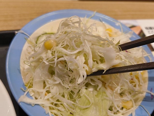 フレンチドレッシングをかけて生野菜を食べればすこぶるうまいのだよ（笑）