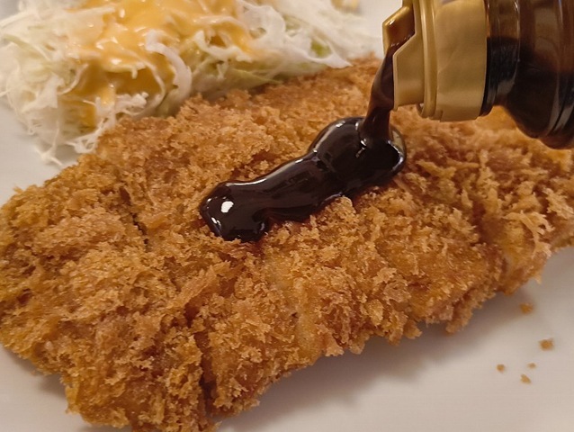 とんかつにソースをかける