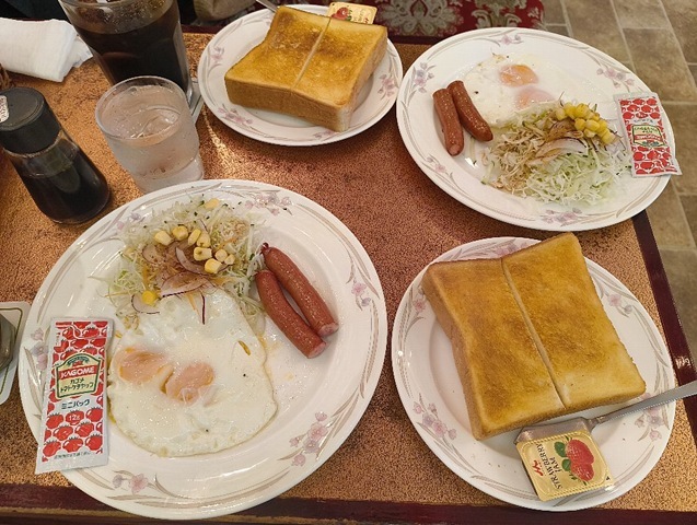 『カフェ＆レストラン談話室 ニュｰトーキョー』で「目玉焼き＆粗挽きソーセージとサラダ」にトーストとアイスコーヒーで朝食にしたのだ。この朝食は特別なものではなくて、普通の味、普通のうまさだったのだよ（笑）。（カフェ＆レストラン談話室 ニュｰトーキョー：荒川区西日暮里2丁目 ニュートーキョービル2Ｆ）