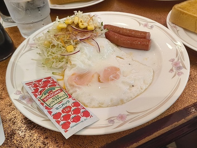 目玉焼き＆粗挽きソーセージとサラダ