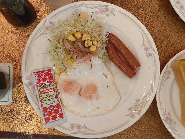 目玉焼き＆粗挽きソーセージとサラダ