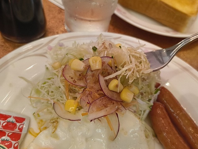 サラダ食べる