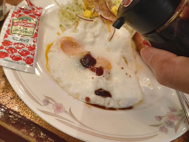 目玉焼きを醤油でたべた