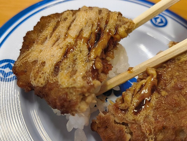 ハンバーグのにぎりを食べる