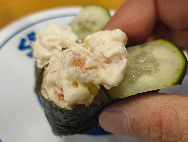 カニカマを食べる