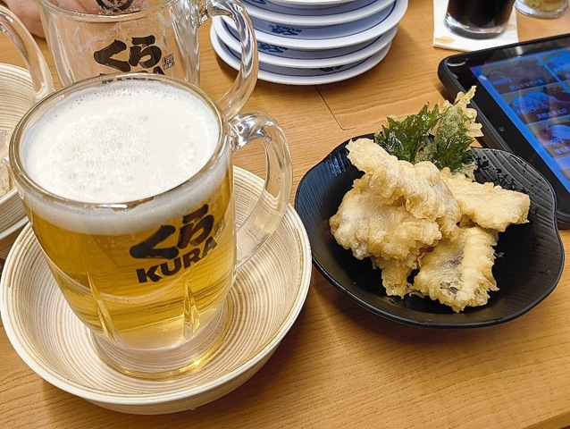 「くら寿司」で「スーパードライ」（生）を3杯吞んだのだが、「とうもろこしの唐揚げ」と「アボカドサーモン」と「ゆず塩かつおたたき」と「ハンバーグのにぎり」と「サラダ」と「ツナマヨ」で吞んで「あじの天ぷら」で〆てみたのだ。ふざけたメニューだけど、これが「回転寿司」での（あたしの）吞み方だと思っている。うまいのだよ（笑）。（くら寿司 郡山ヨークパーク店：福島県郡山市西ノ内2目 ヨークパーク 4F）