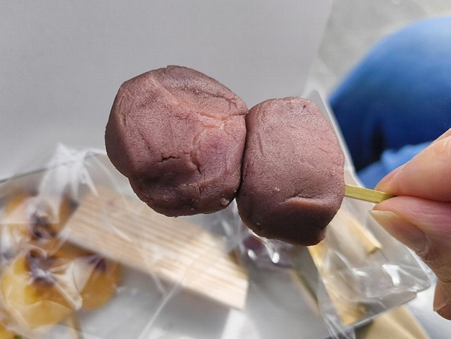 『上野恩賜公園』へ花見に繰り出したあたしたちは、あくまで「花より団子」なのである。『羽二重団子』の「ミニ団子セット」を食べたのだ。桜は散り際が美しいと言うけれど、あたしの食欲は、まだまだ満開のままらしい。やっぱり、うまかったのだわ（笑）。（羽二重団子エキュート日暮里店：荒川区西日暮里2丁目）