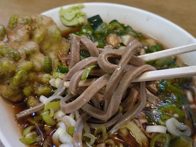 蕎麦を手繰る