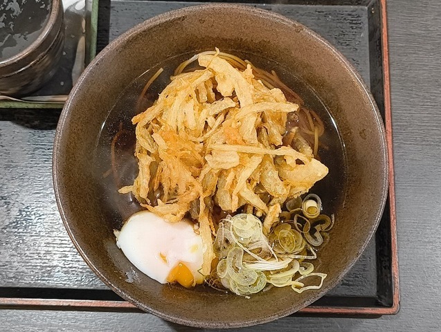 『ゆで太郎』で「天玉そば」を手繰る。そう、これまでの『ゆで太郎』には「天玉そば」という名のメニューは存在しなかったのだ。 だが、新しいお品書きにはしっかりと「天玉そば」の文字があるではないか。あたしゃ思わず小躍りしたのだよ（笑）。（ゆで太郎 もつ次郎本所吾妻橋店：墨田区吾妻橋3丁目）