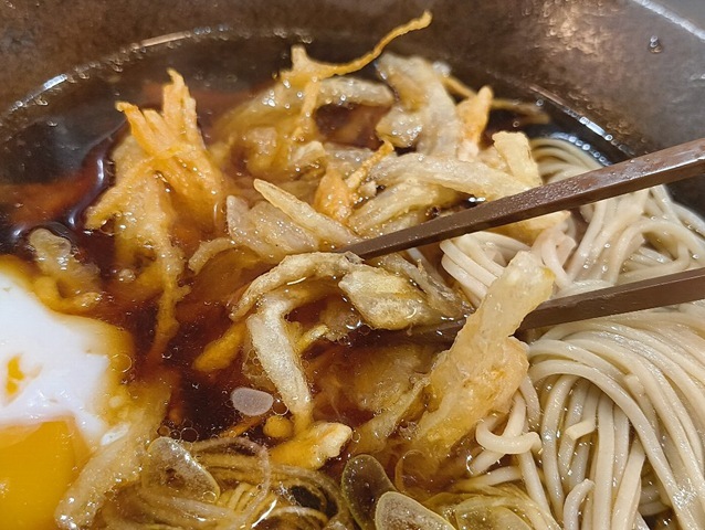 かきあげを汁に浸すのだ