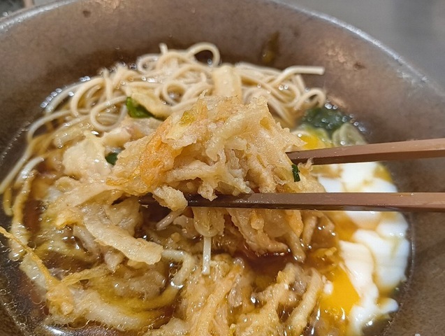 かきあげを食べる