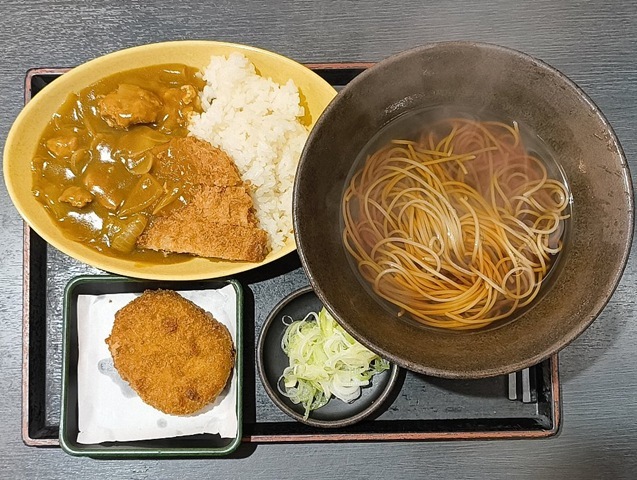 『ゆで太郎』の「ミニカツカレーセット」（温）でランチ。だけど折角のゆで太郎。無料クーポン券がうなっていたのだよ。そこで「コロッケ」を追加してしまった。今日は完全糖質オーバー、だけど、うまかったのだよ（笑）。（ゆで太郎 もつ次郎本所吾妻橋店：墨田区吾妻橋3丁目）