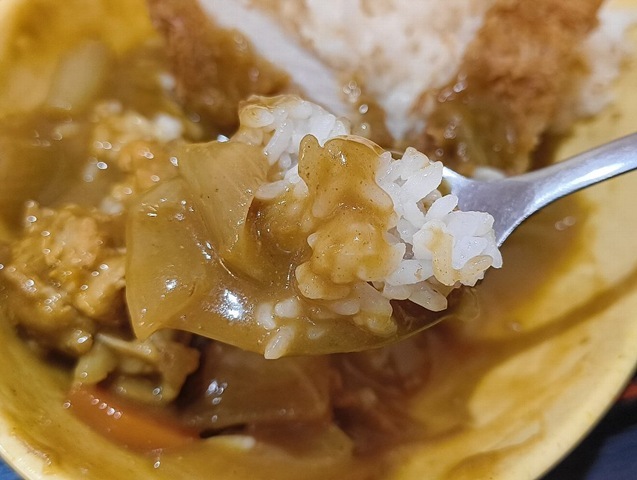 カレーライスを食べる