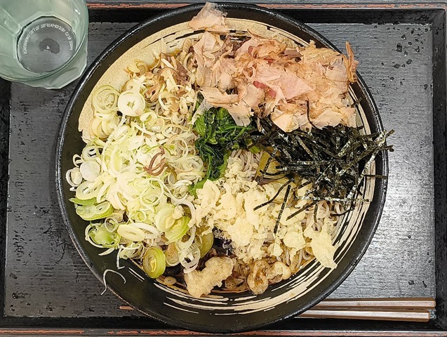 『ゆで太郎』の「薬味そば」でランチ。掻き混ぜると、茄子と天かすがつくる絶妙なあぶら感が見事だ。この混沌こそ「薬味そば」だけのものであり、この蕎麦の美しさは、実はこのカオスの中にある。勿論、うまいのだよ（笑）。（ゆで太郎 もつ次郎本所吾妻橋店：墨田区吾妻橋3丁目）