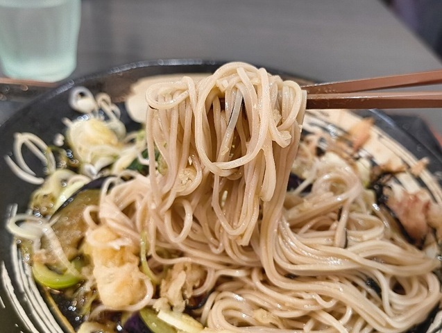 蕎麦を手繰る