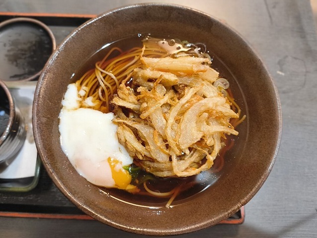 「ゆで太郎」で「天玉そば」を発作的に作って食べたのだ。「野菜かき揚げ蕎麦」をもらい「温泉玉子」は無料クーポン券だった。しかし温かい蕎麦は「ゆで太郎」はあまり得意ではないのだな、まあ、うまかったけど（笑）。（ゆで太郎 もつ次郎本所吾妻橋店：墨田区吾妻橋3丁目）