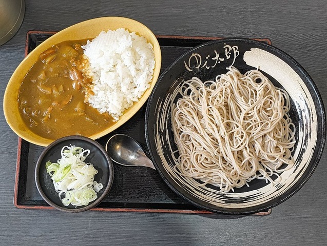 『ゆで太郎 もつ次郎本所吾妻橋店』の「ミニカレーセット」（冷）でランチ。「カツカレー」のつもりがカツを忘れてしまい、ご飯は1/2がを目標だったのに全部平らげ、いや年を取るというのはこういうことなのかね。 まあ、うまかったから、今回はこれでいいのだけれども（笑）。（ゆで太郎 もつ次郎本所吾妻橋店：墨田区吾妻橋3丁目）