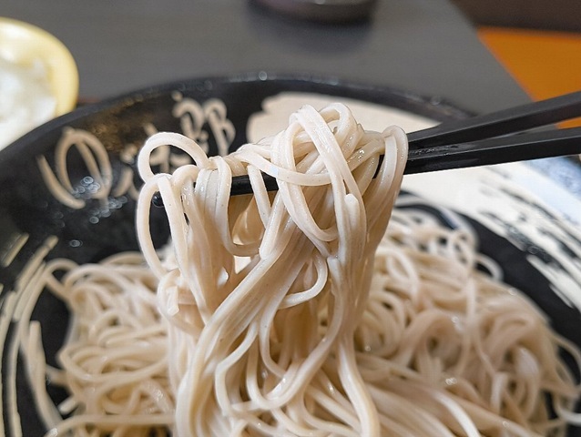 蕎麦を手繰る