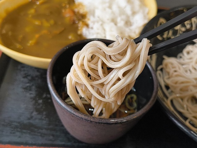 蕎麦を手繰る