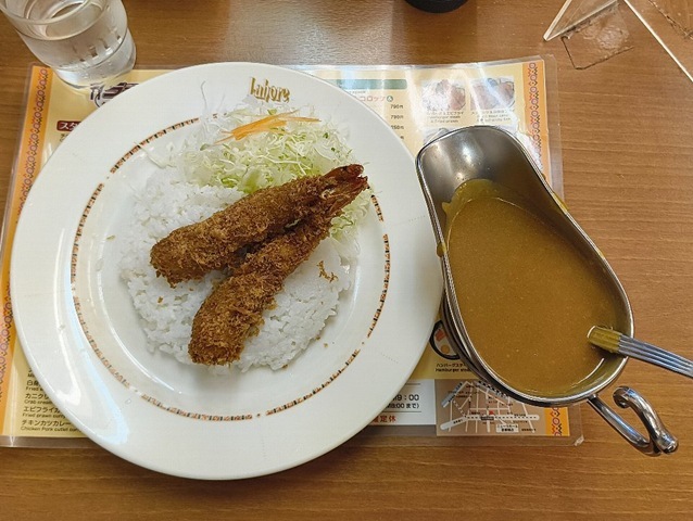エビフライライスとグレイビーボートに入ったカレー