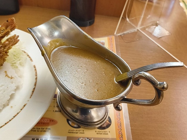 グレイビーボートに入ったカレー