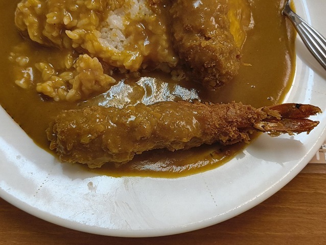 エビフライを食べる