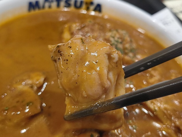 マッサマンカレーを食べる