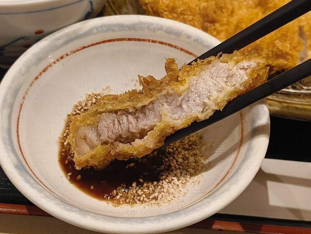 ロースかつを食べる