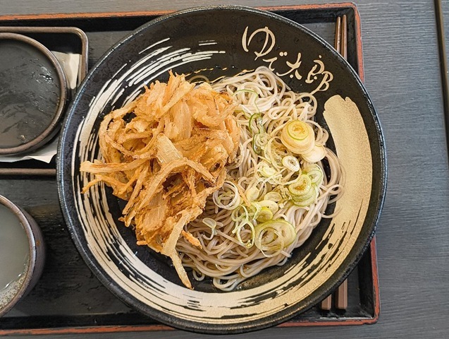 「ゆで太郎」で「冷し野菜かきあげそば」をつくってみた。「蕎麦」は「もりそば」、勿論「かきあげ」は「無料クーポン」だ。うまいのだよ（笑）（ゆで太郎 もつ次郎本所吾妻橋店：墨田区吾妻橋3丁目）