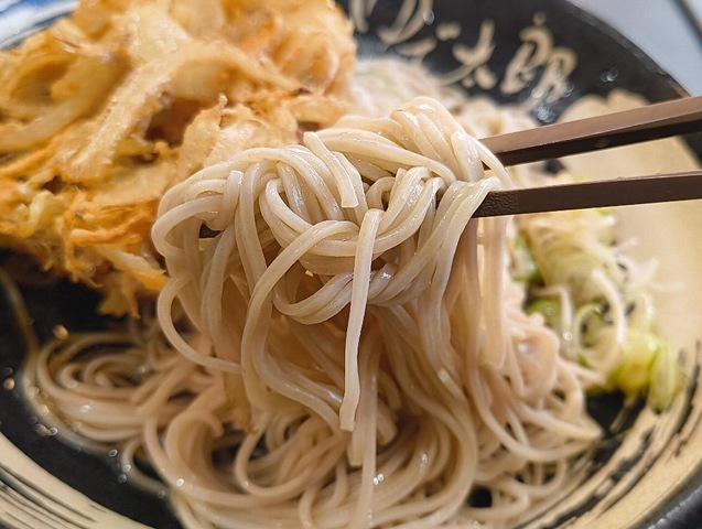 蕎麦を手繰る