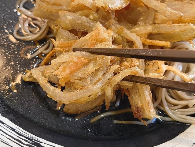 かきあげを食べる