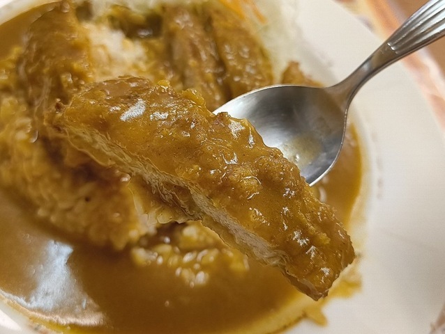 カツを食べる