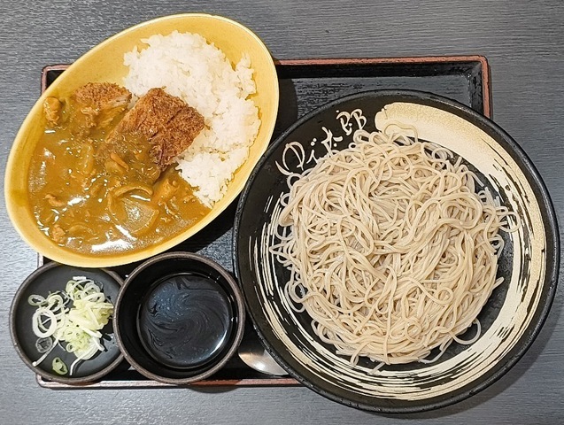 『ゆで太郎 もつ次郎本所吾妻橋店』の「ミニカツカレーセット」（冷）でランチ。「カツカレーを」食べても、かつてのような〈欲望〉の対象としての力は失っている（たぶん）。 それが何故なのかは知らないが、ちゃんと、うまいのであるな（笑）。（ゆで太郎 もつ次郎本所吾妻橋店：墨田区吾妻橋3丁目）