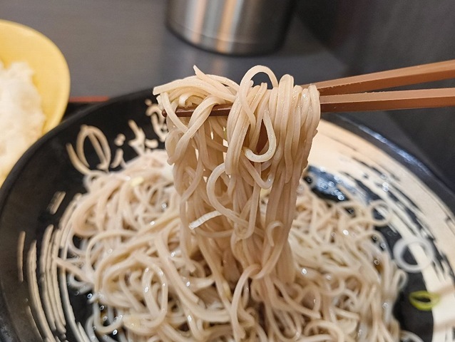 蕎麦を手繰る