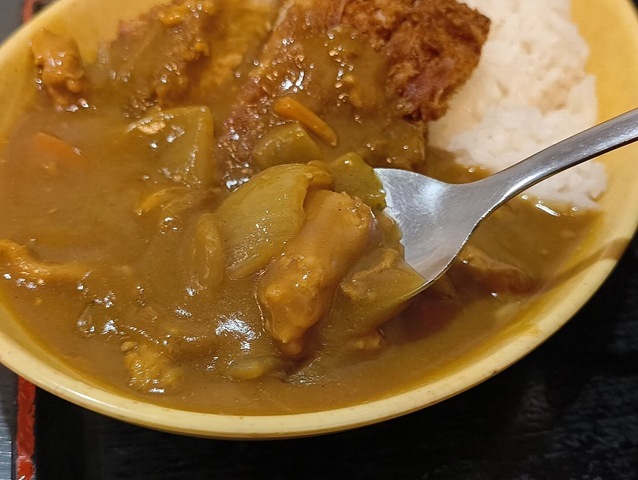 カレーライスを食べる