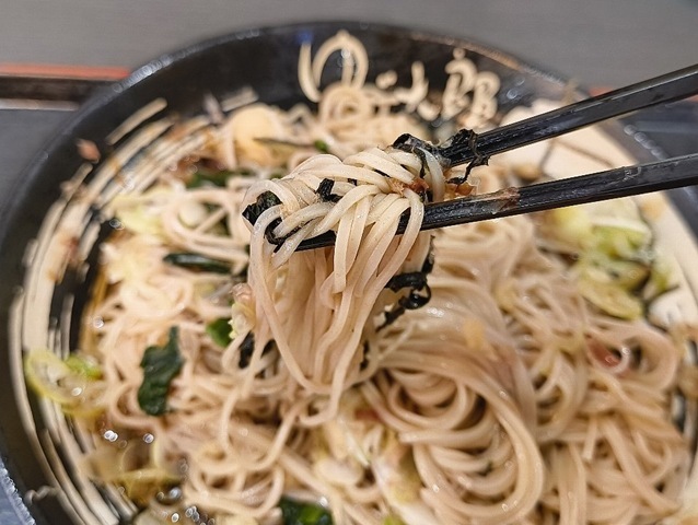 蕎麦を手繰る