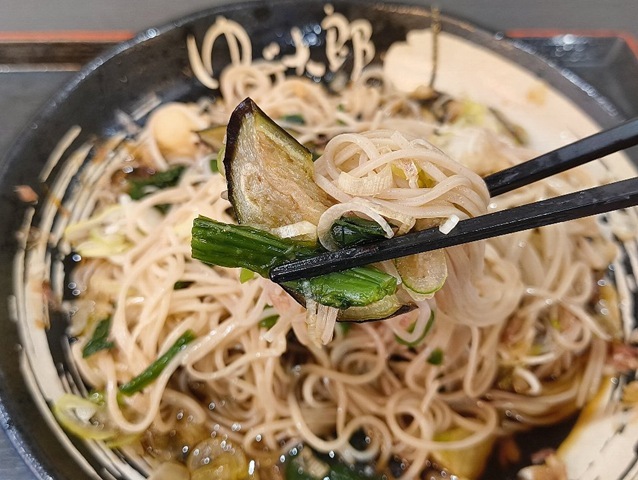 ほうれん草を食べるみる