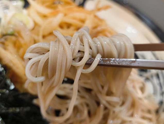 蕎麦を手繰る