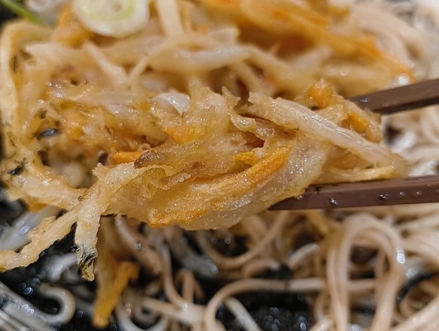 かきあげを食べる