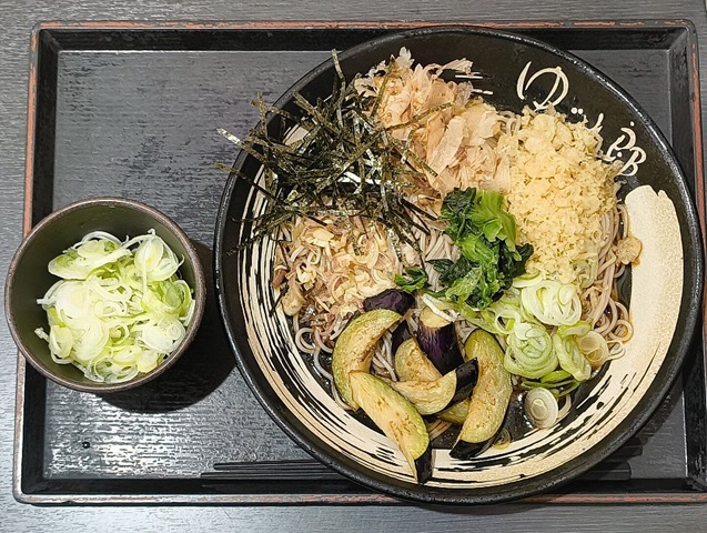 「ゆで太郎」で「薬味そば」＋「薬味ねぎ」でランチ。ただでさえトッピングの多い「薬味そば」に「薬味」繋がりで「薬味ねぎ」をトッピングしたのは、 ちょっとぐらい「ねぎ」が増えても食べられるだろうと思ったのだ。それは正解なのかうまかったのだよ（笑）。（ゆで太郎 もつ次郎本所吾妻橋店：墨田区吾妻橋3丁目）