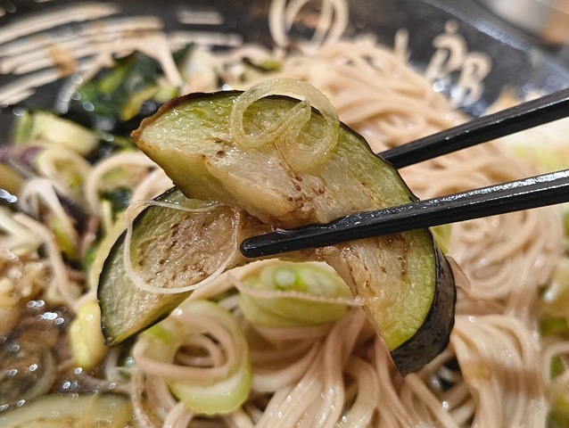 茄子を食べるみると