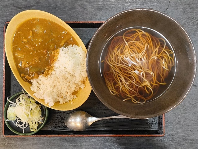 『ゆで太郎』の「ミニカレーセット」（温）でランチ。「ゆで太郎」の「カレーセット」は、あたしの中ではまさに「スタンダード」。 特別にうまいというわけでも、まずいというわけでもない。 だが、こうしてランチで手繰れば、もちろん、うまかったのだよ（笑）。（ゆで太郎 もつ次郎本所吾妻橋店：墨田区吾妻橋3丁目）