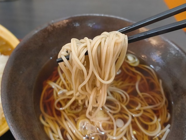かけそばを手繰る