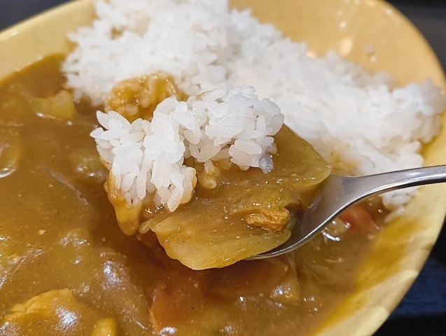 カレーライスを食べる