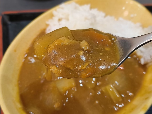 カレーを食べる