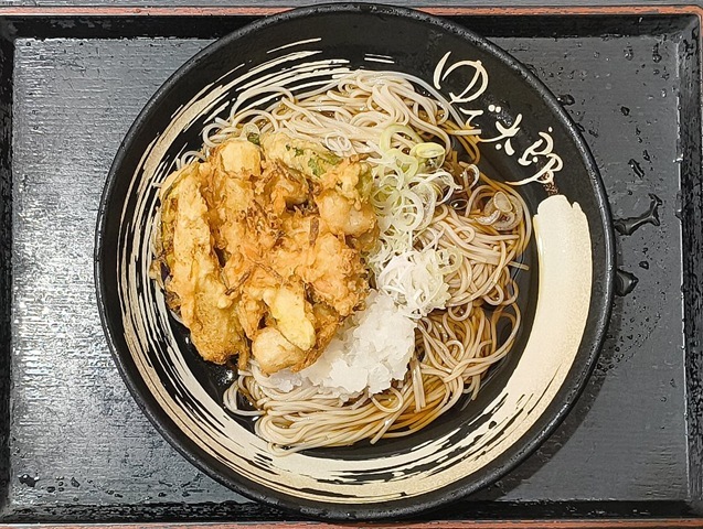 『ゆで太郎』の「小柱と夏野菜のかきあげそば」でランチ。「かきあげ」のメインは「小柱」なのだが、なす、オクラ、ヤングコーン、と夏野菜らしいラインナップである。このかきあげはうまい。蕎麦と一緒に食べるものとしては傑作かもしれないな、と蕎麦を平らげたのだよ（笑）。（ゆで太郎 もつ次郎本所吾妻橋店：墨田区吾妻橋3丁目）