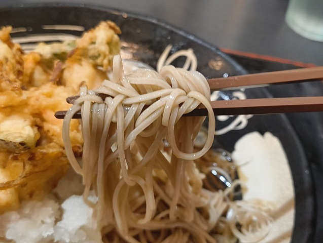 蕎麦を手繰る