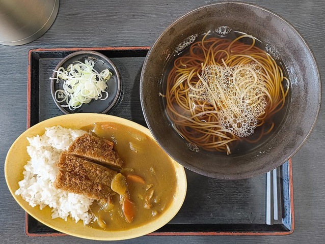 「ゆで太郎」の「ミニカツカレーセット」（かけ）でランチ。前からだけど身体の事を色々と考えなら「カツカレー」を食べるのだが、「ゆで太郎」で「蕎麦」と一緒の「カツカレー」が安っぽくて好きだなー。うまかったのだよ（笑）。（ゆで太郎 もつ次郎本所吾妻橋店：墨田区吾妻橋3丁目）