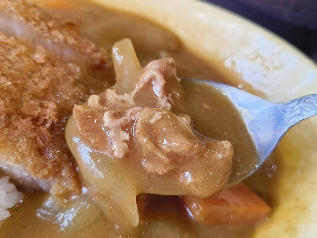 カレーを食べる